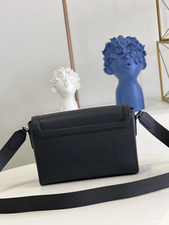 MESSENGER FLAP LOUIS NEW VUITTON 0811